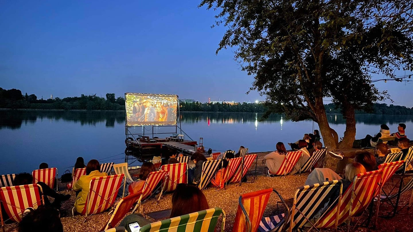 A Duna-parttól a tetőteraszig: Térképre tűztük Budapest 30 szabadtéri moziját