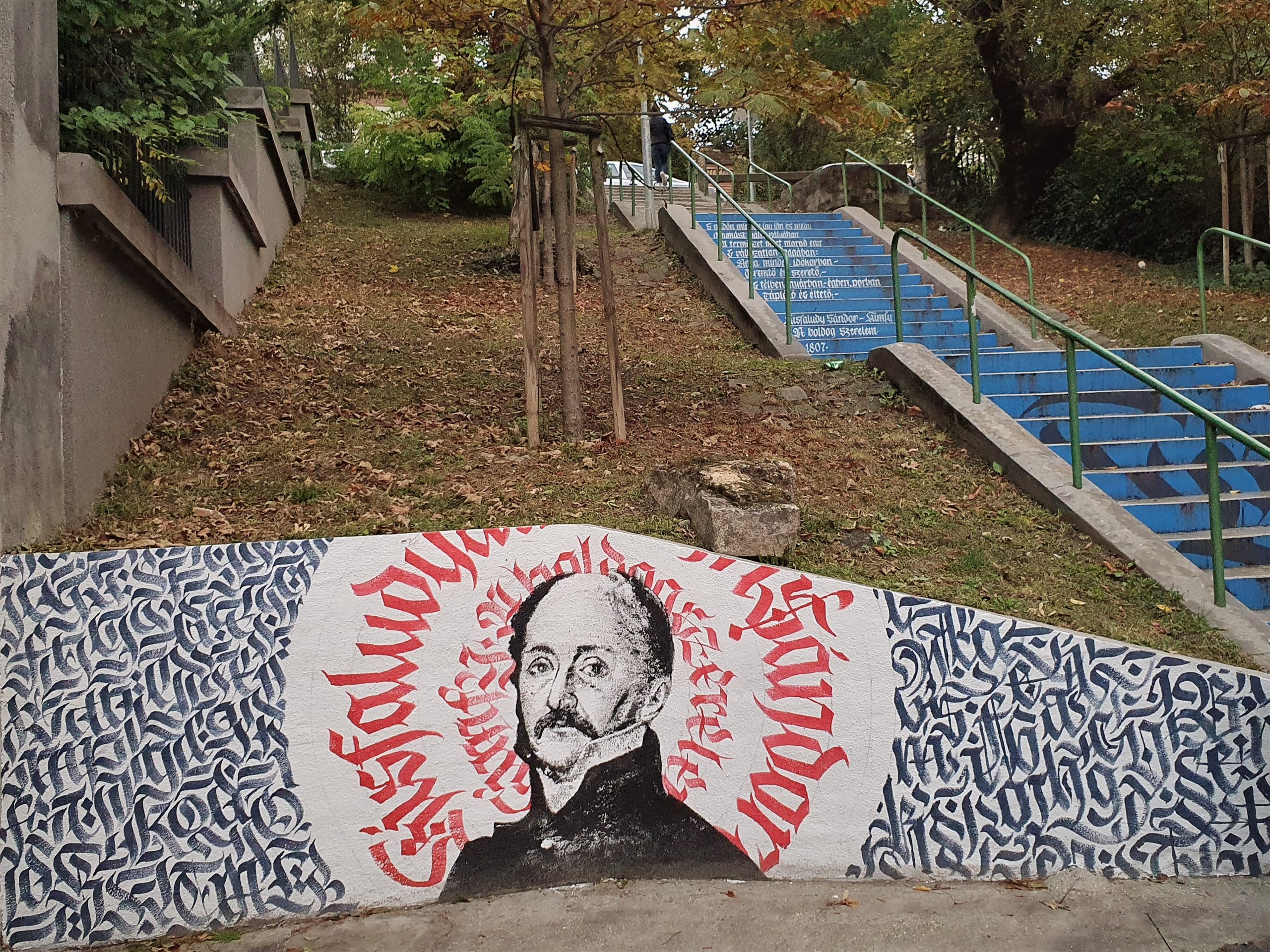 Különleges irodalmi festést kapott egy szürke utcai lépcső Budapesten
