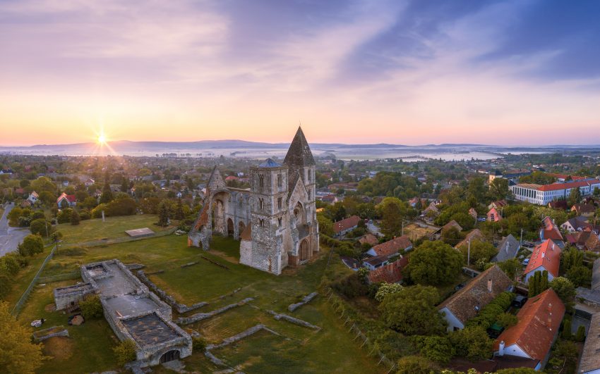 Magyarország legszebb kápolnái: Premontrei templomrom, Zsámbék