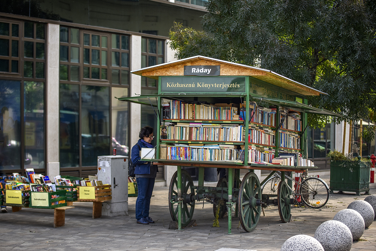 Pár száz forintos könyvekkel népszerűsítik az olvasást Budapest könyvszerekei