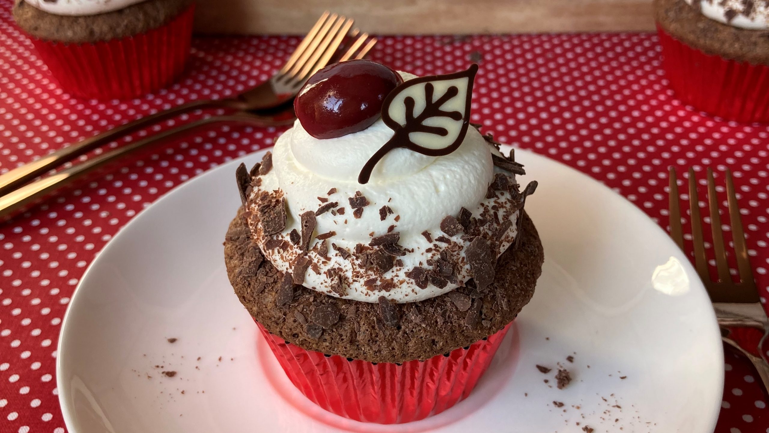 Egy örök kedvenc új köntösben: Fekete-erdő cupcake