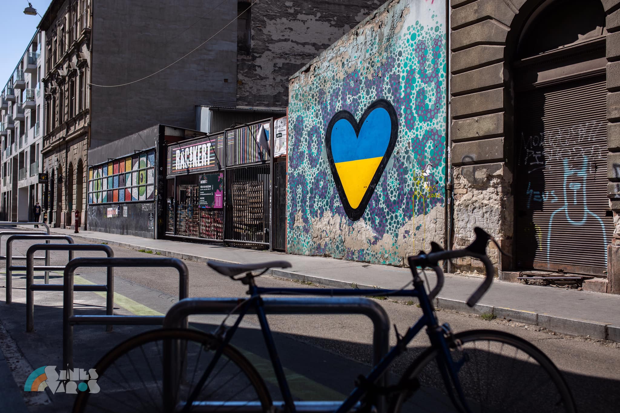 Ukrajnáért dobog a Dob utca ikonikus szívfestménye