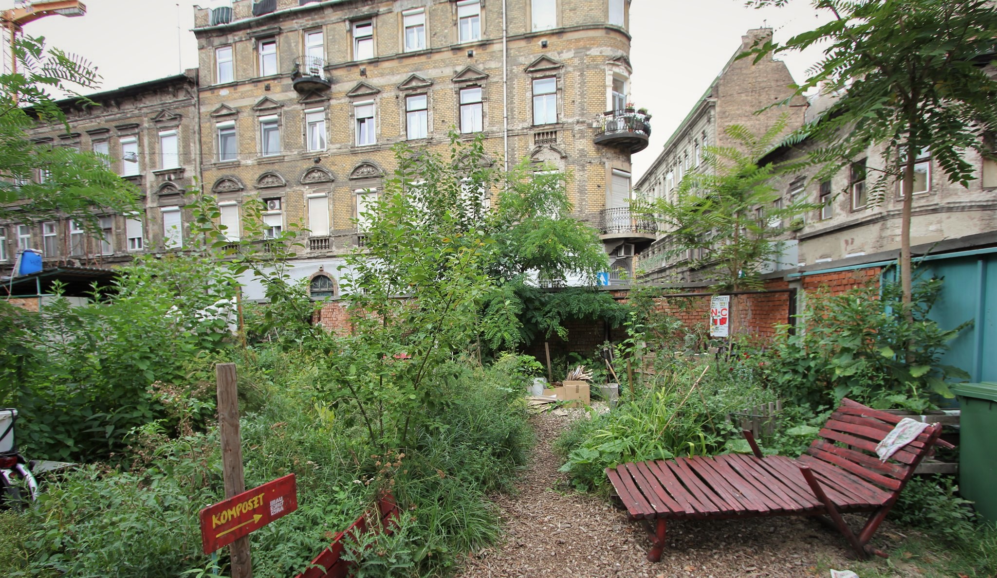 Zöld szigetek a betondzsungelben: 5 virágzó közösségi kert Budapesten