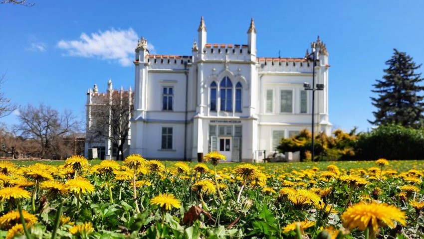 Tavaszba öltözött az ország egyik legszebb főúri rezidenciájának angolparkja