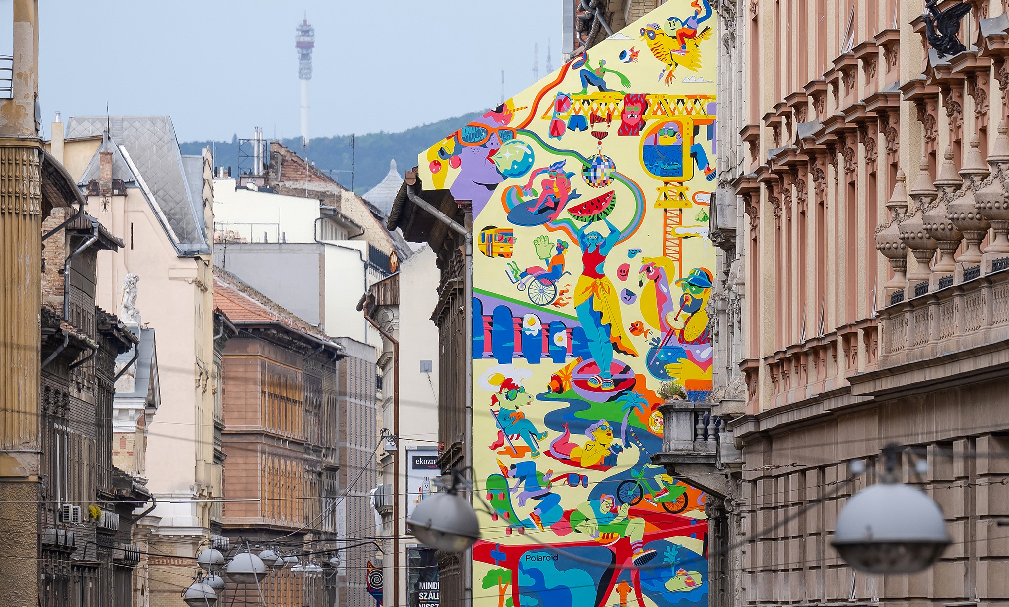 Elkészült Budapest legújabb, légtisztító falfestménye a város szívében