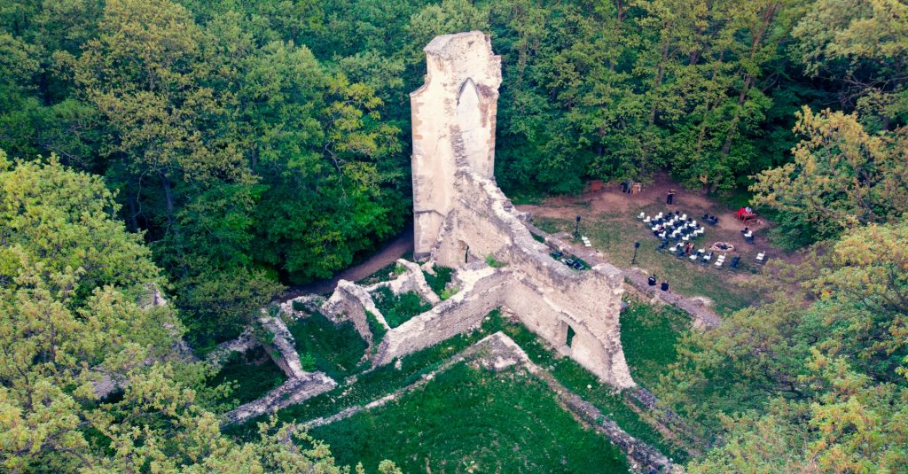 Ingyenes koncerteket rendeznek a Balaton középkori romjainál idén nyáron