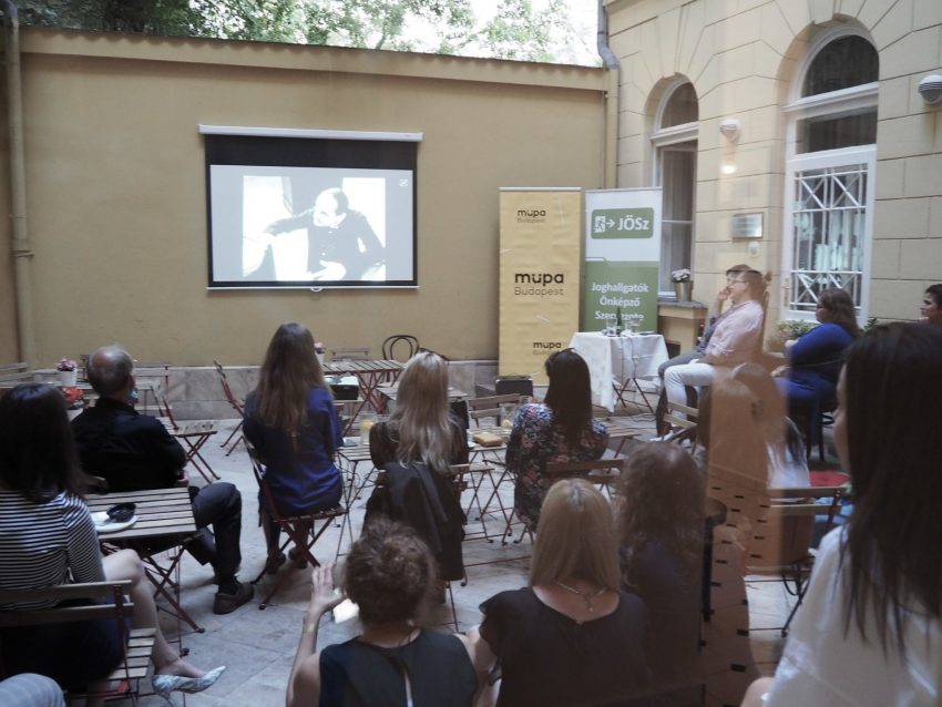 Ingyenes kertmozik Budapesten: Három Szerb Kávéház