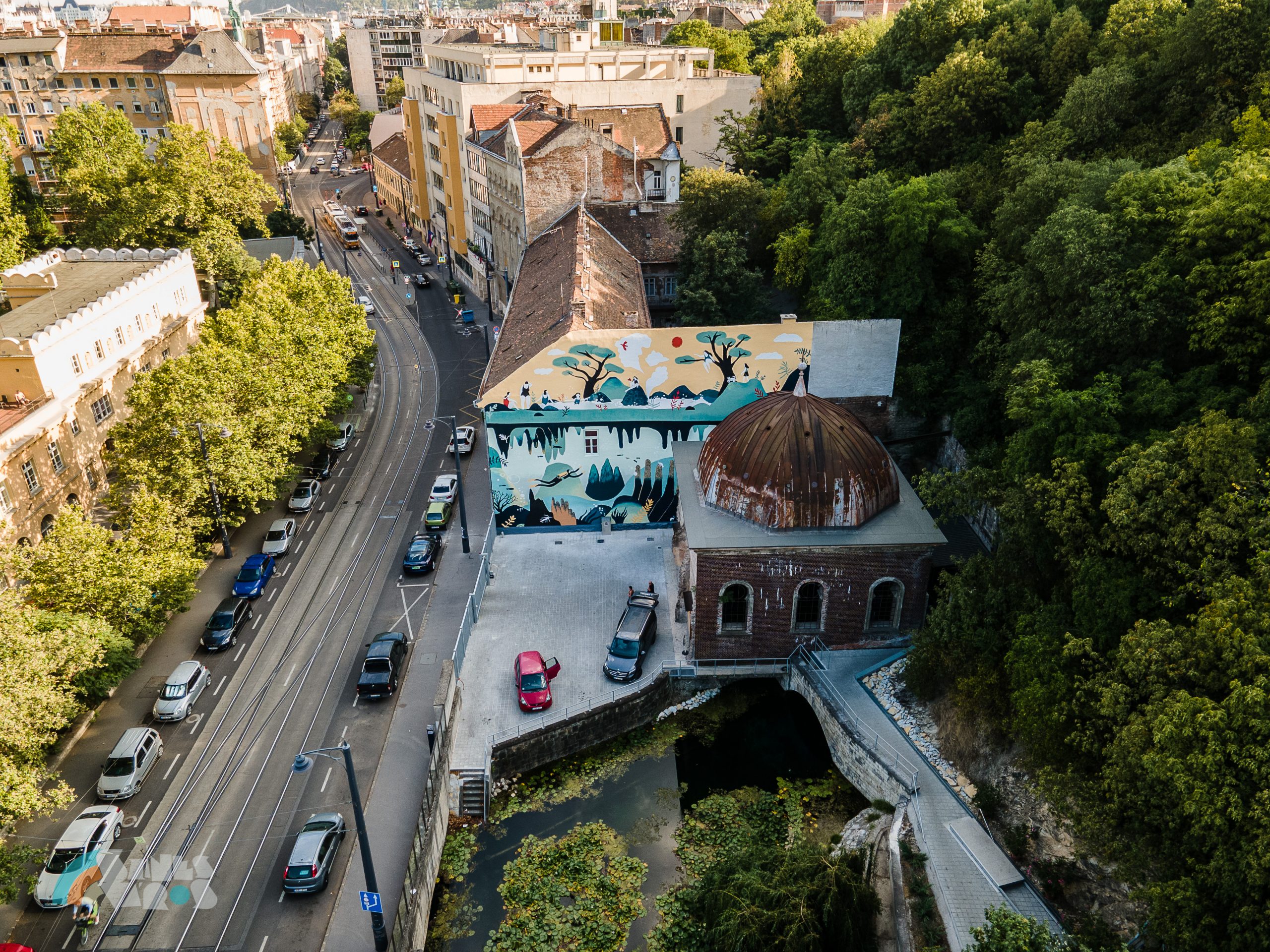 Víz alatti fantáziavilág elevenedik meg Budapest legújabb falfestményén