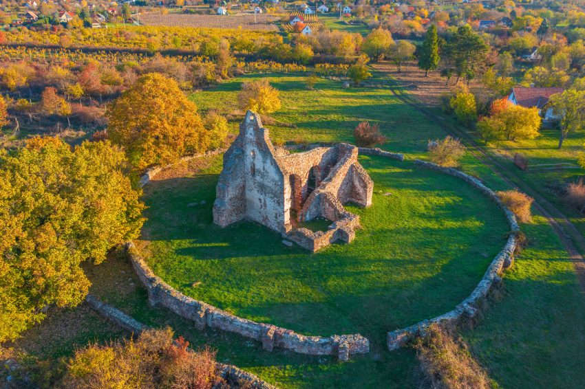 Eldugott kirándulóhelyek Balaton: Ecséri templomrom, Révfülöp