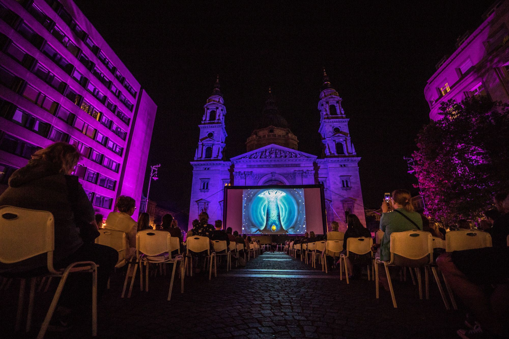 Ingyenes filmvetítések várnak Budapest egyik legszebb helyén, a Szent István téren