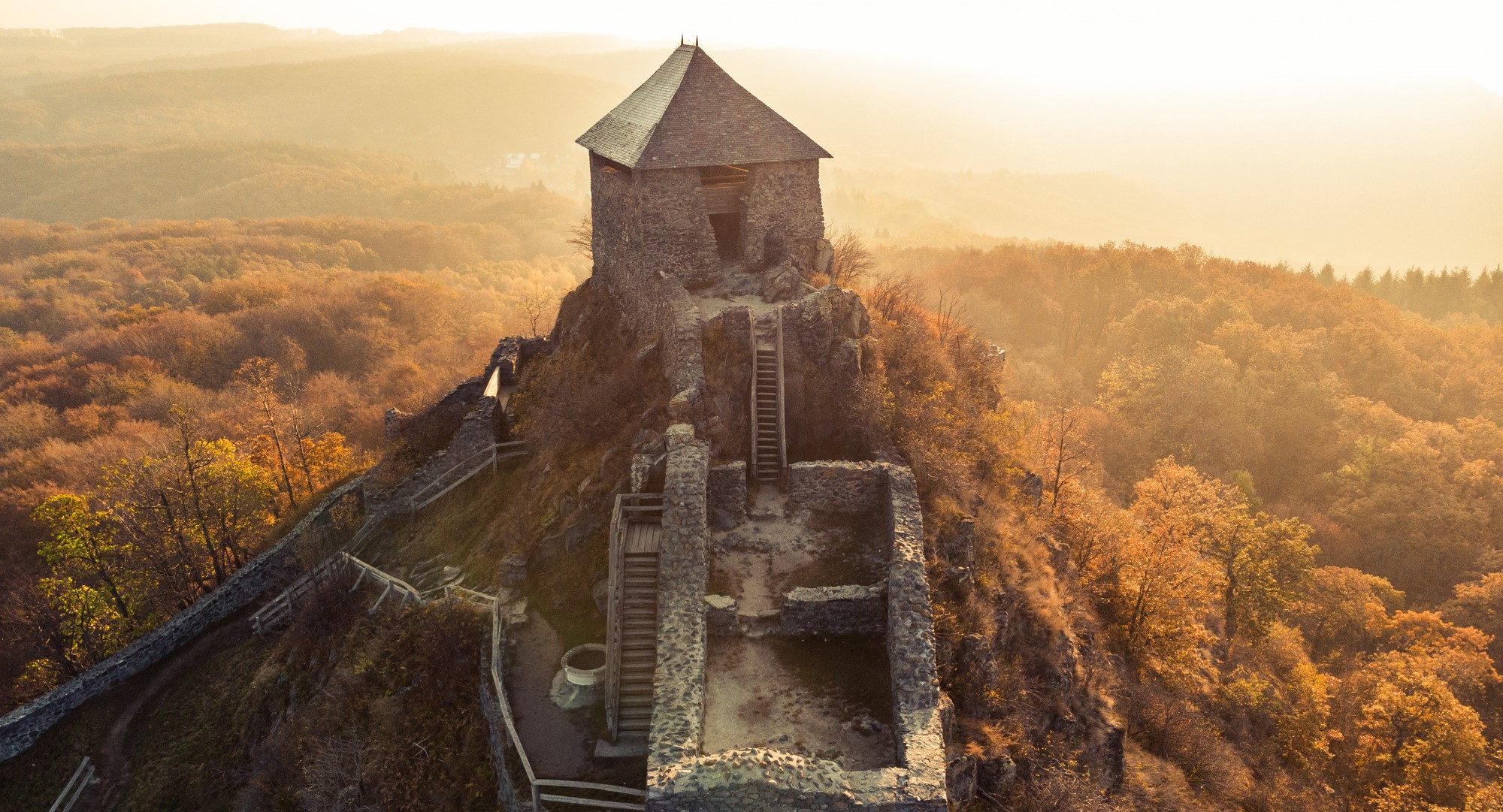 6 vadregényes vár Észak-Magyarországon őszi kirándulásokhoz