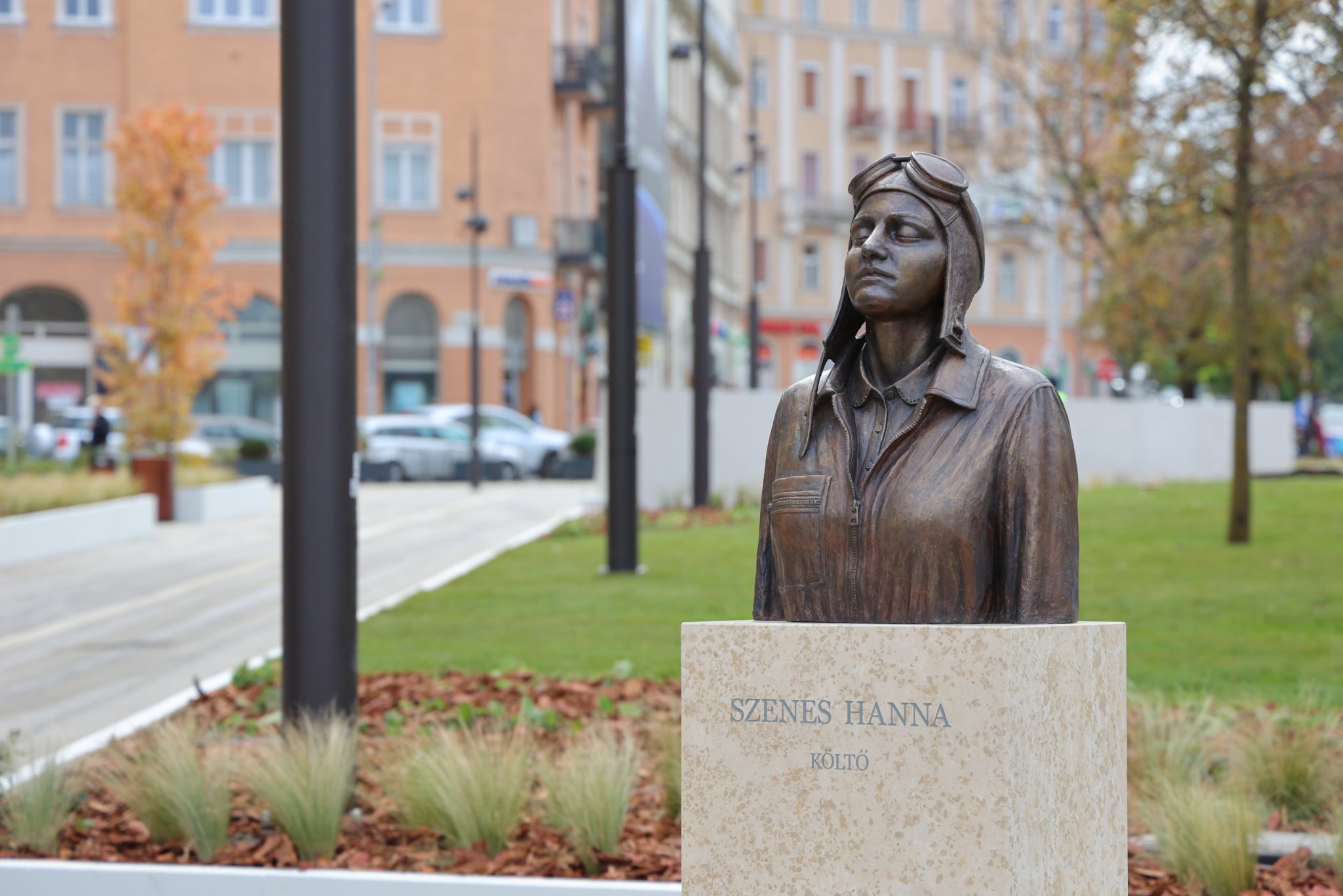 Hatalmas zöldterülettel bővült a Széna tér: Átadták az új emlékparkot