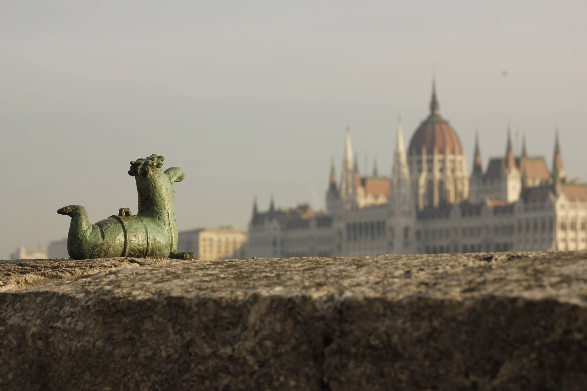 Rövid sétaútvonal köti össze a budapesti Duna-part miniszobrait