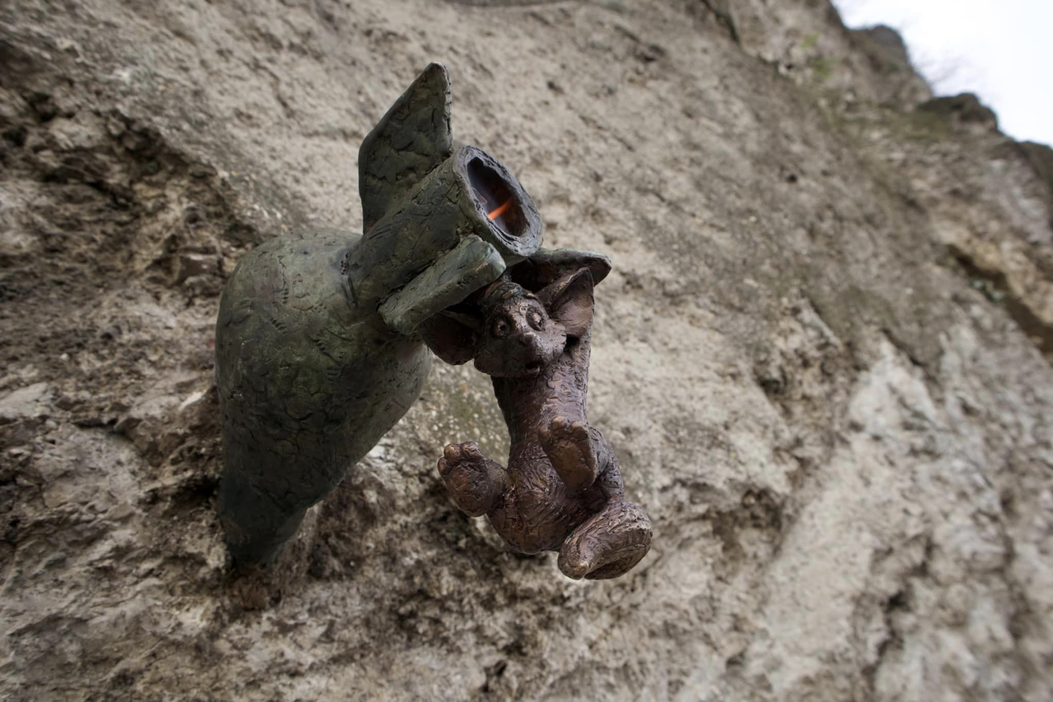 Budai sziklafalba ékelődött Kolodko Mihály legújabb bronz miniszobra