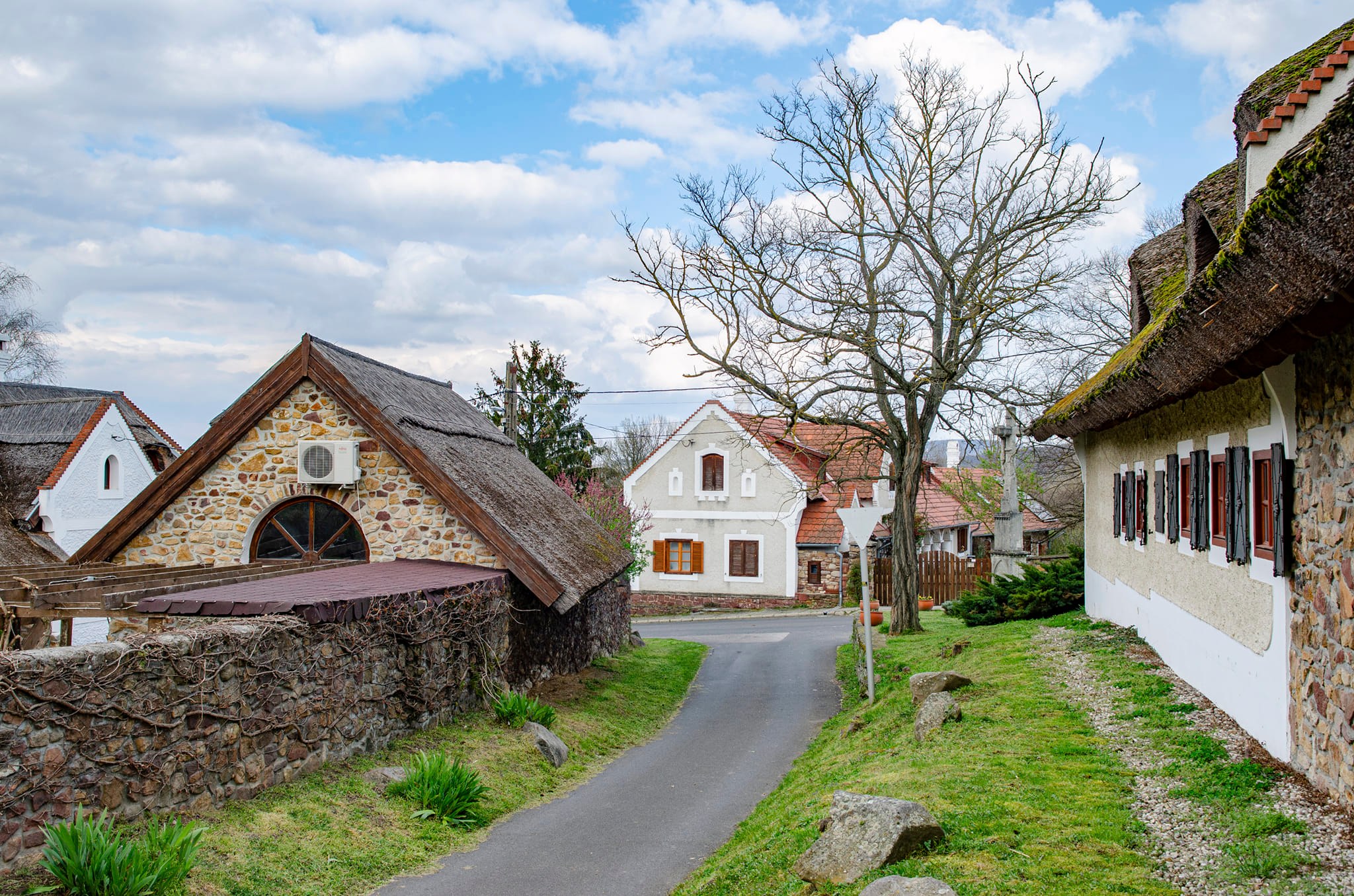Mesebeli házikókkal tarkított apró falucska rejtőzik a Balatonnál