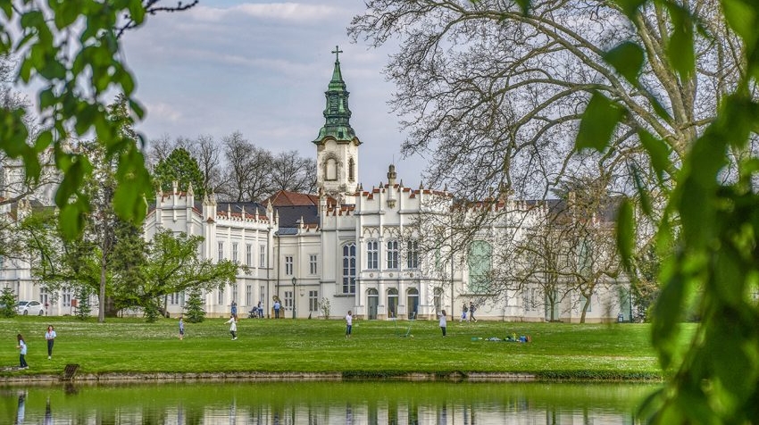 Varázslatos főúri kastély tündököl Budapesttől egy karnyújtásnyira