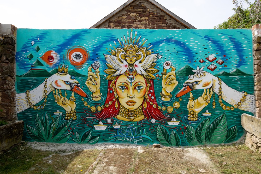 Koncertek és street art alkotások visznek életet a Káli-medence kapujába