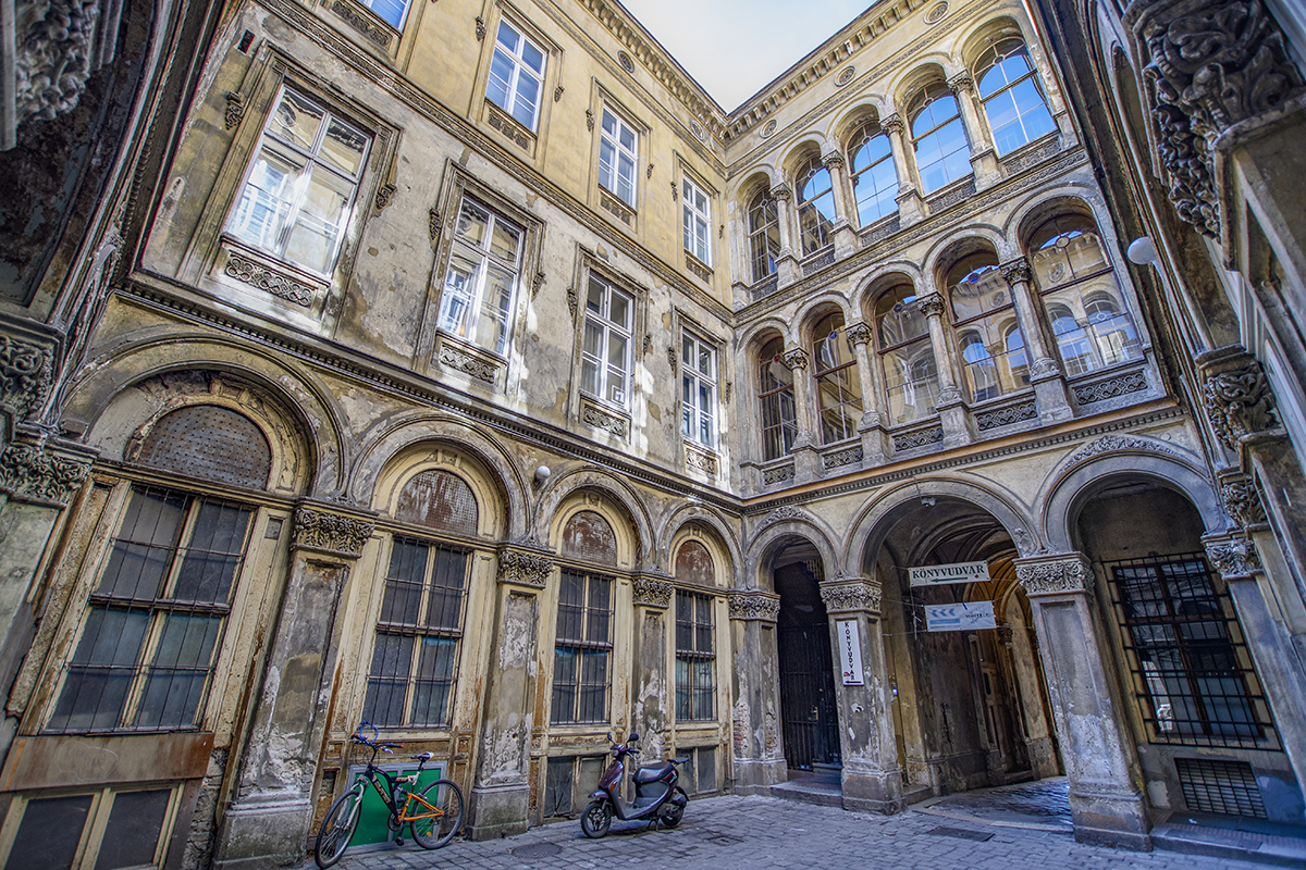 A hajdani kereskedők, tolvajok, titkos szeretők kedvelt terepe: Budapest átjáróházai