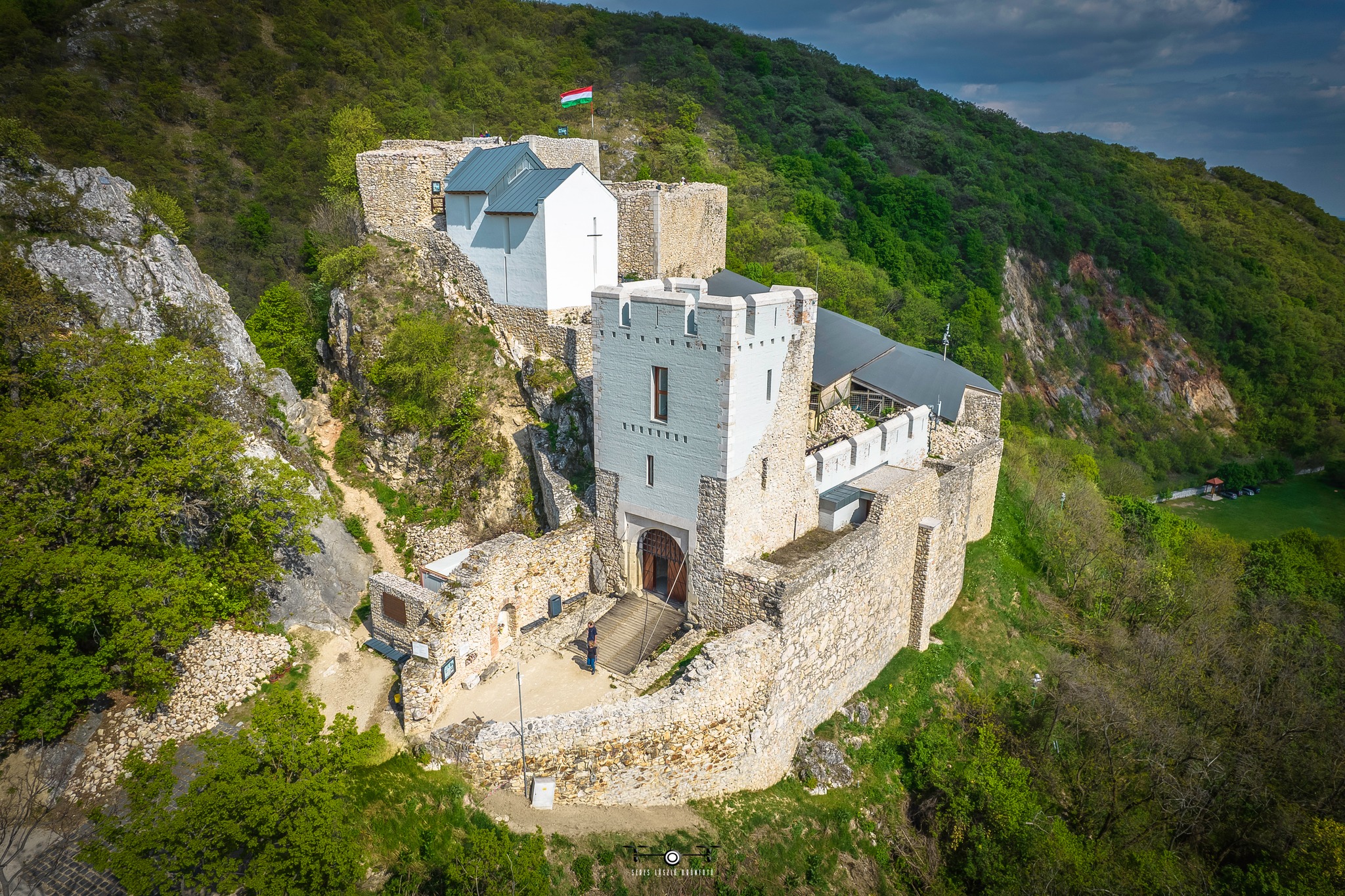 Pazar látványt nyújt a Vértes domboldalba épített középkori vára