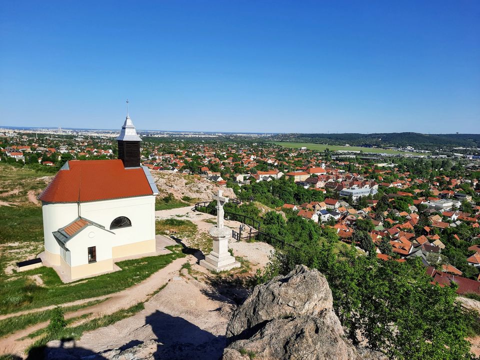 Mesébe illő kápolna bújik meg a festői dombokon Budapesttől egy karnyújtásnyira
