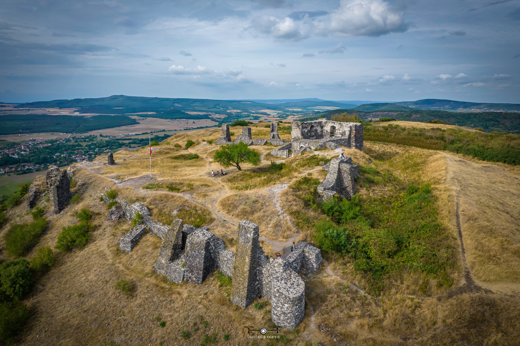 Középkori vár romjait fedezhetjük fel a festői Balaton-felvidéken