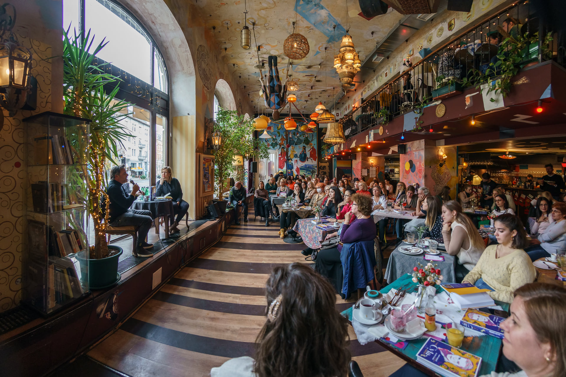 5 irodalmi kávéház Budapesten, amit kár lenne kihagyni