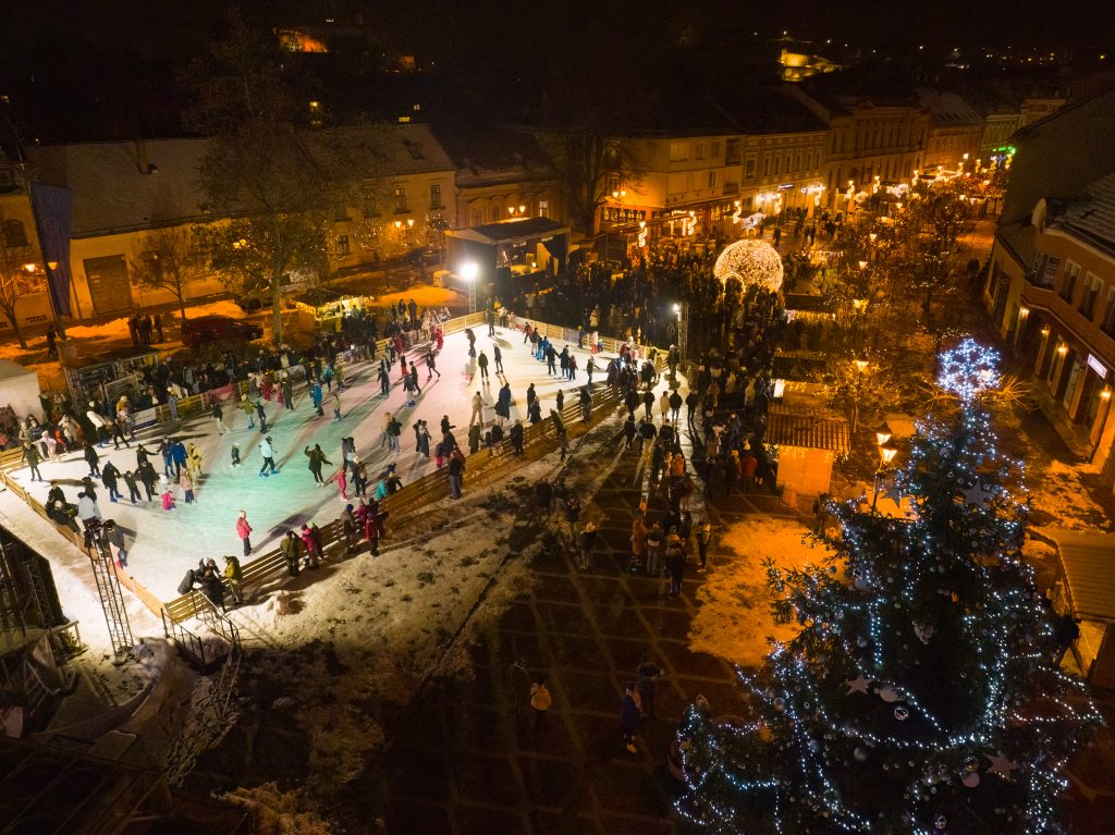 Karácsonyi zenélő fákkal és jégpályával vár az adventi vásár Esztergomban