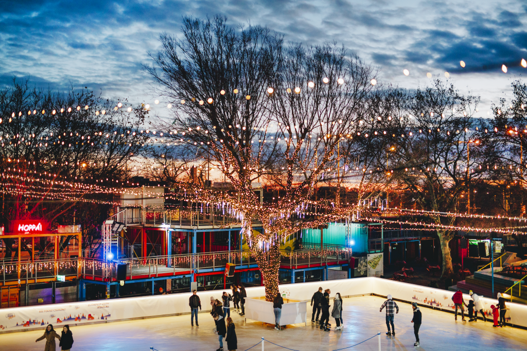 A tavalyinál is nagyobb korcsolyapályával nyílik újra a Budapest Park téli mesevilága