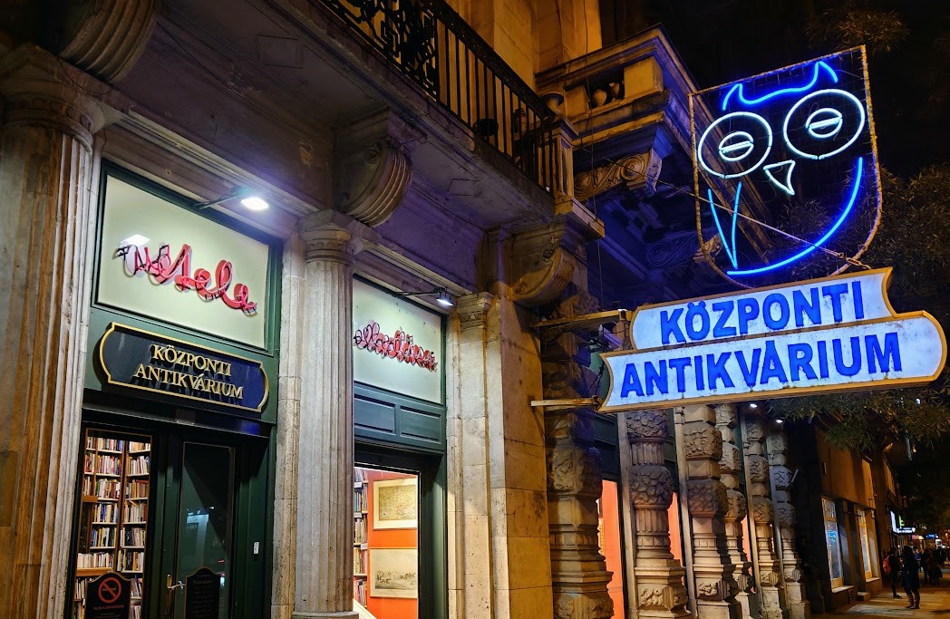 Neonfényes Budapest: 8 ikonikus neonreklám, ami megidézi az egykori pesti éjszakát
