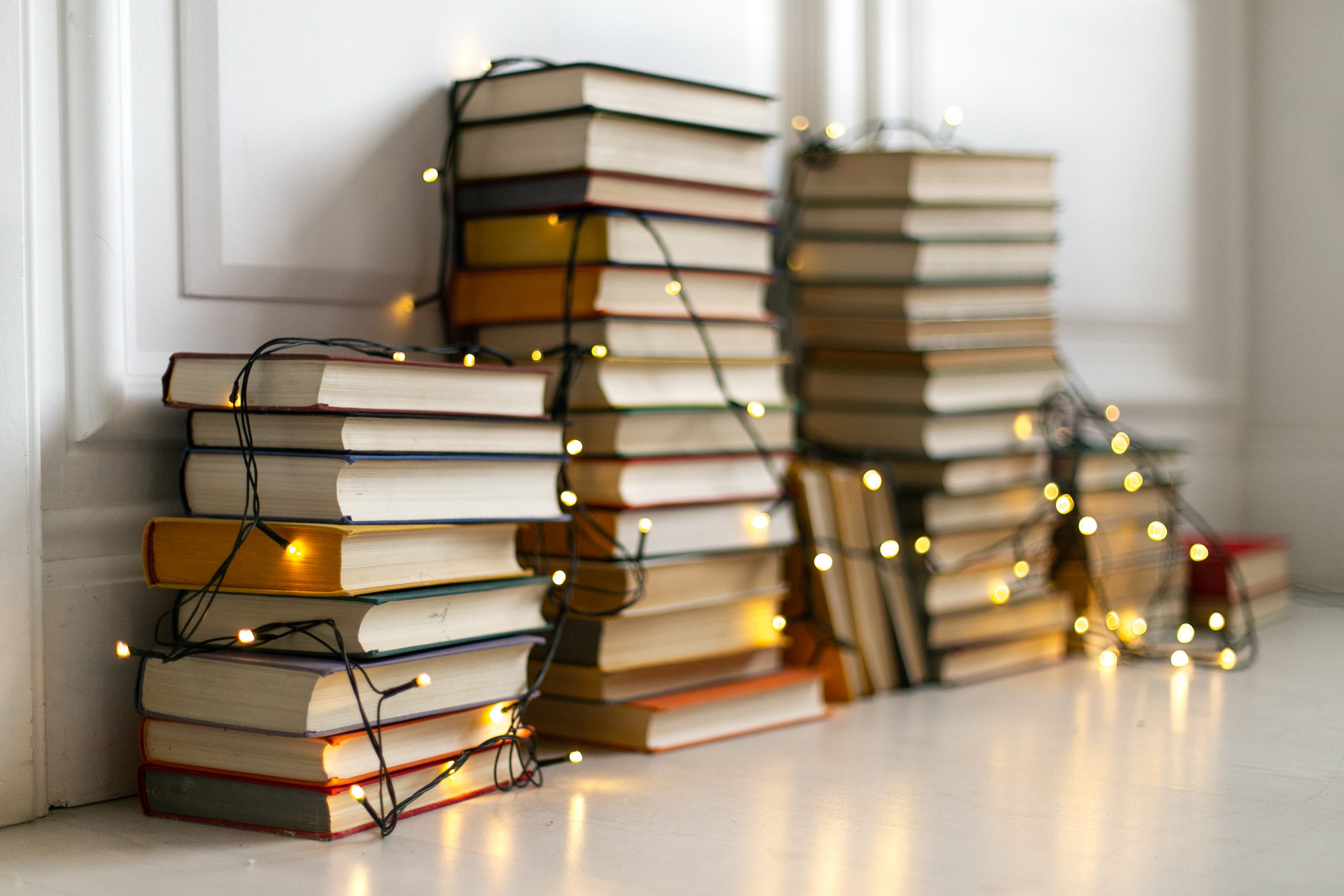Könyvek karácsonyra: 7 izgalmas, ünnepre hangoló olvasmány