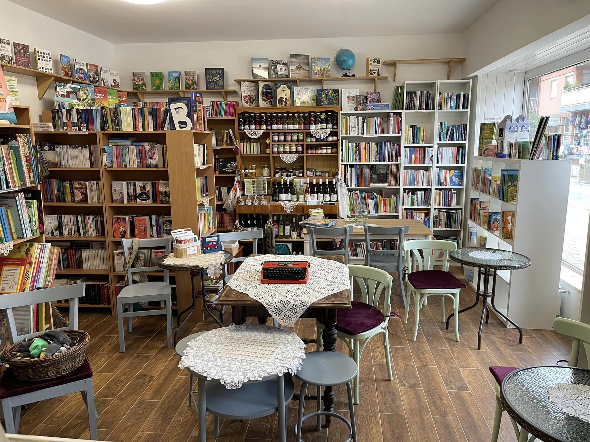 5 imádnivaló könyveskuckó Budapest agglomerációjában, ahol kávé mellett bújhatjuk a könyveket