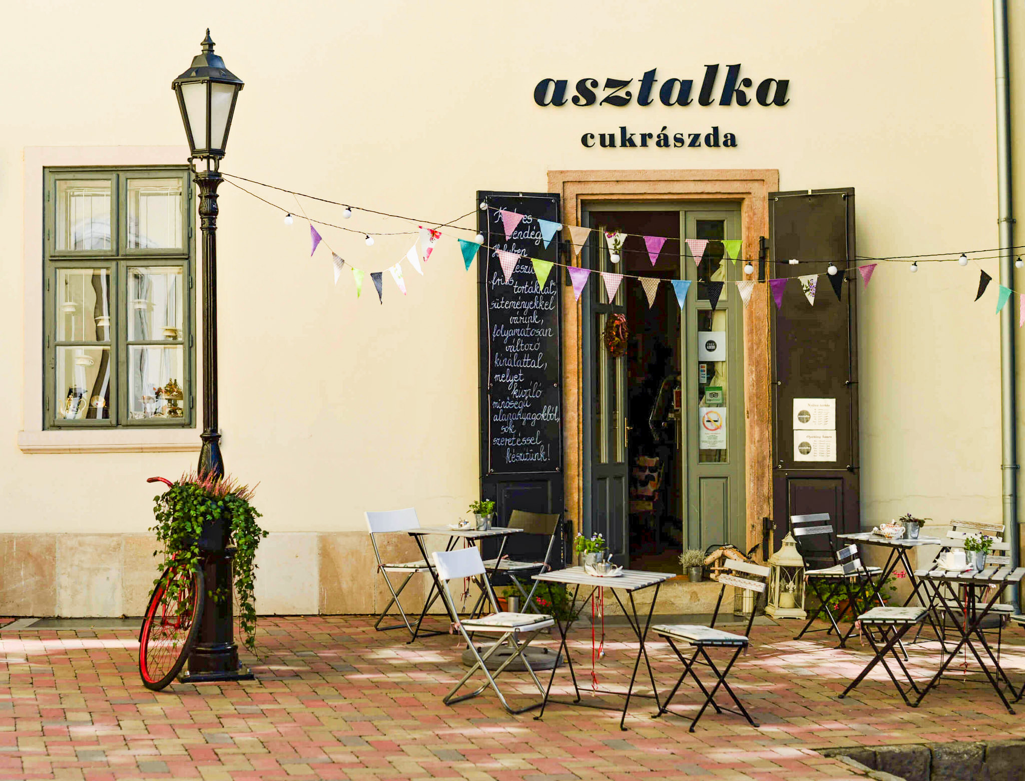 A főváros ékszerdobozai: Budapest 5 különleges hangulatú kávézója és cukrászdája