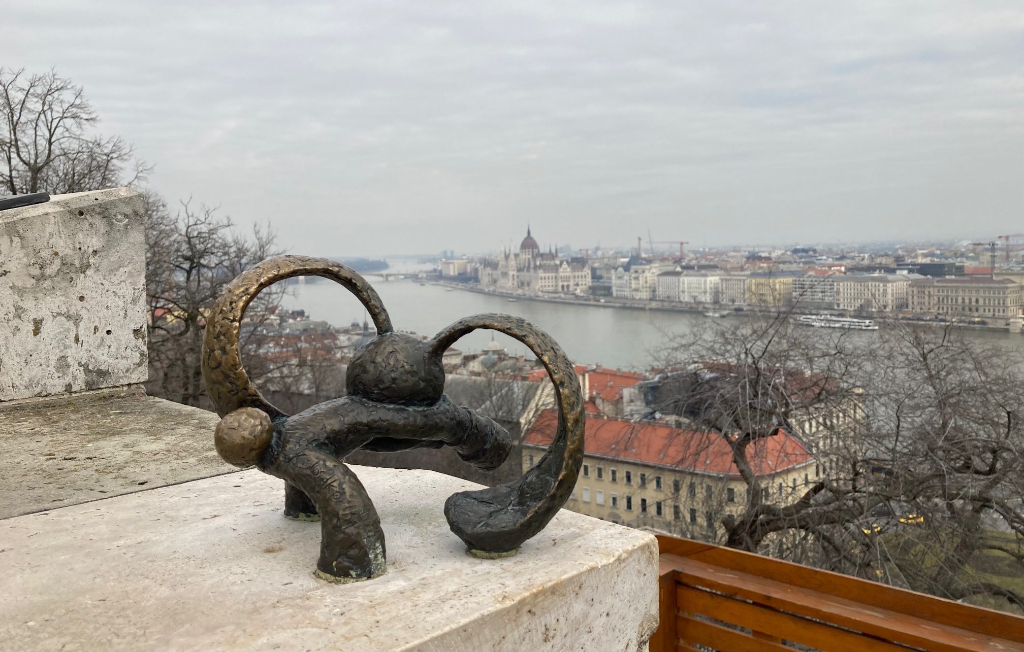 Budapest legapróbb mesehősei: 7 miniszobor, ami városfelfedező sétára csábít