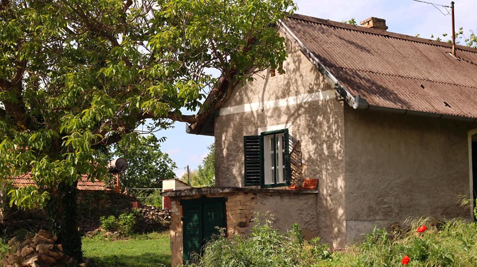 A Balaton-felvidék eldugott falvában végtelen béke és festői táj fogad