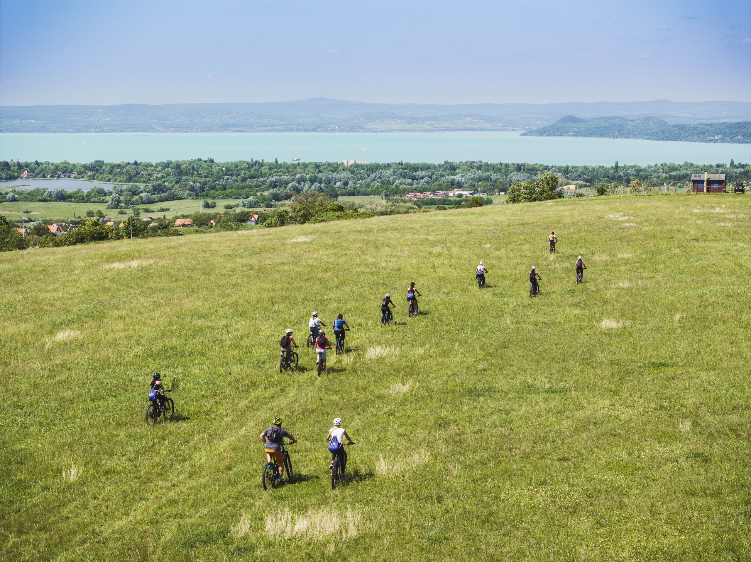 Balaton két keréken: Tematikus kerékpártúrákon fedezhetjük fel a magyar tenger vidékét