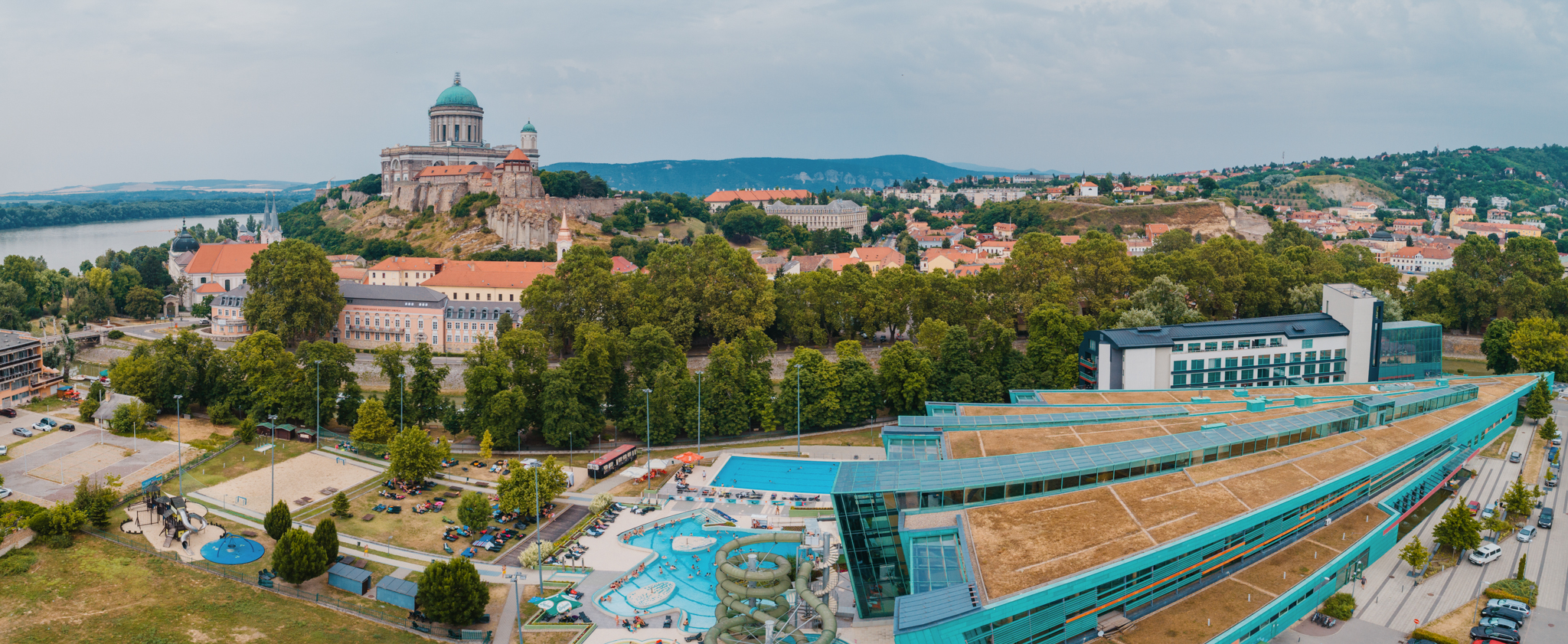 Modern környezetben várja a kikapcsolódni vágyókat Esztergom élményfürdője