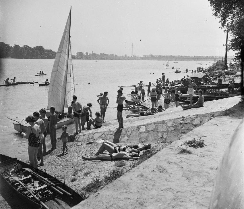 1955, Fürdőzők a Római parton // Fotó: Fortepan / UVATERV