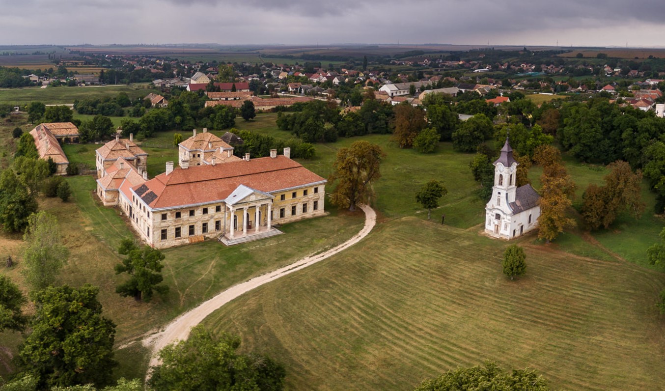 Régi idők pompáját őrzi a Velencei-tó elhagyatott kastélya