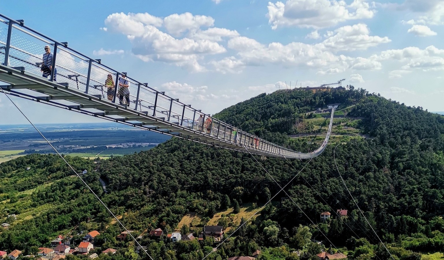 Elkészült az ország leghosszabb panorámahídja, 80 méter magasban kelhetünk át rajta