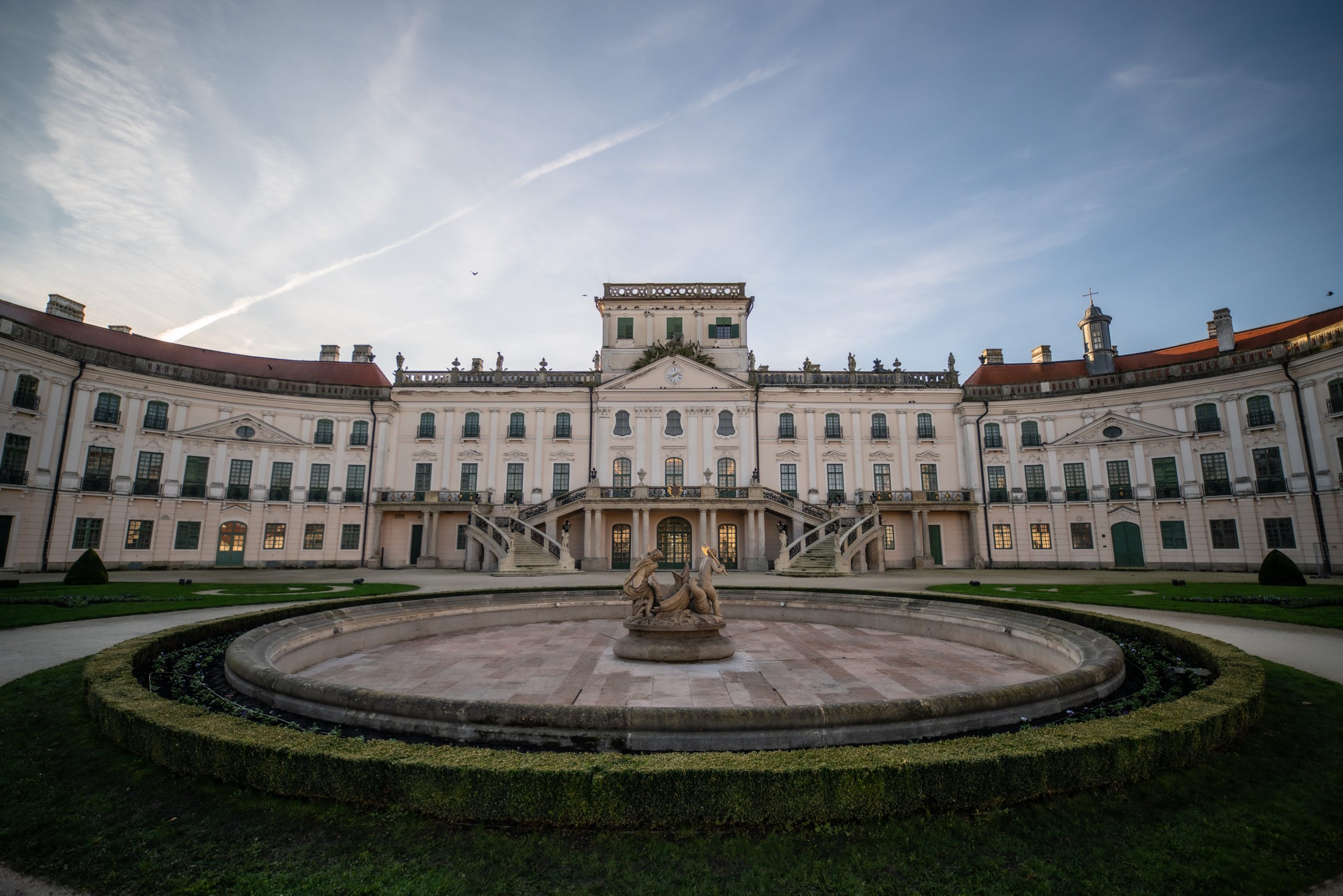 Varázslatos kulturális programokkal várja a látogatókat nyár végéig a fertődi Esterházy-kastély