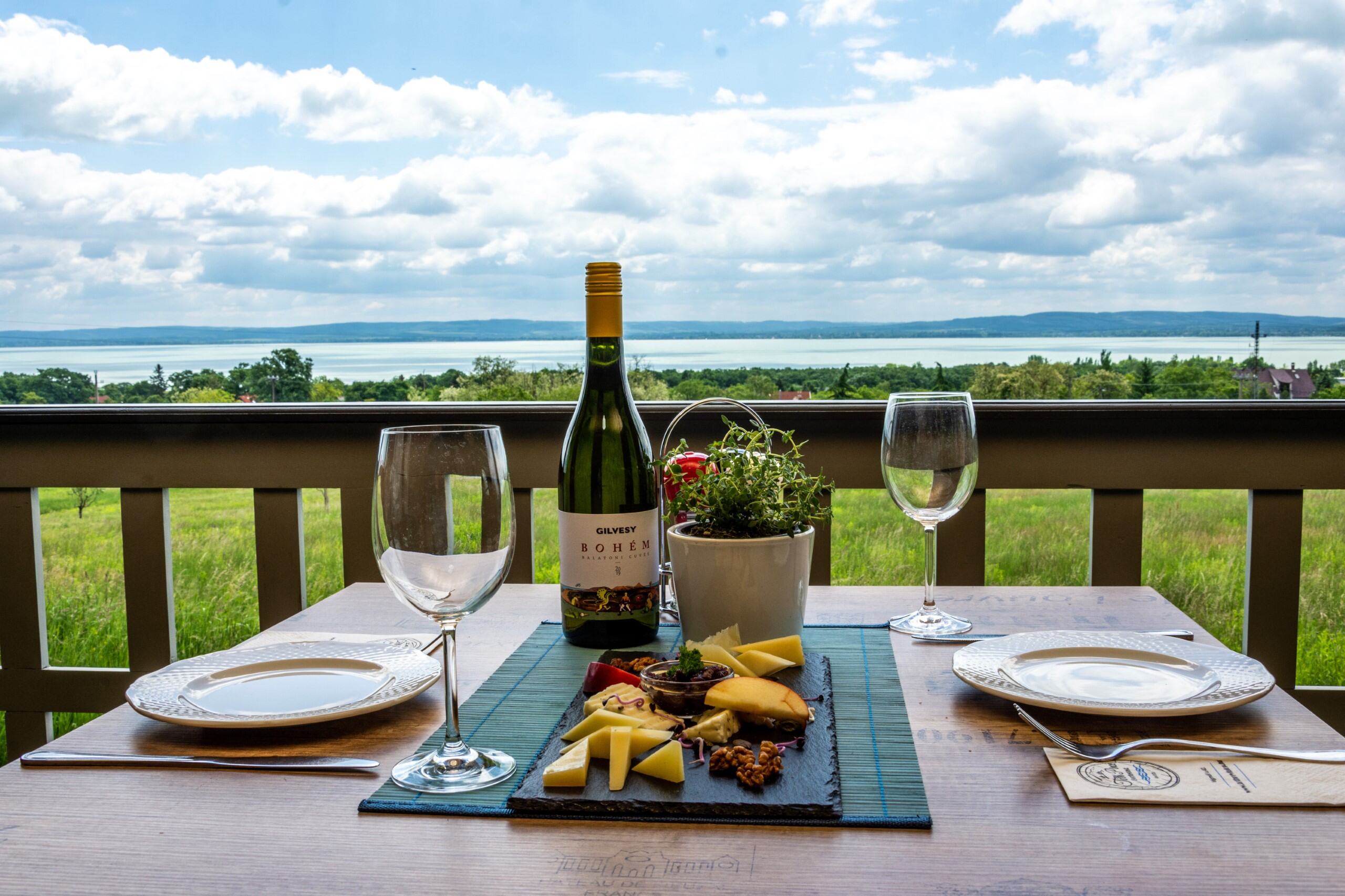 Lenyűgöző kilátás és kulináris kalandok várnak a Balaton egész évben nyitva tartó borteraszán