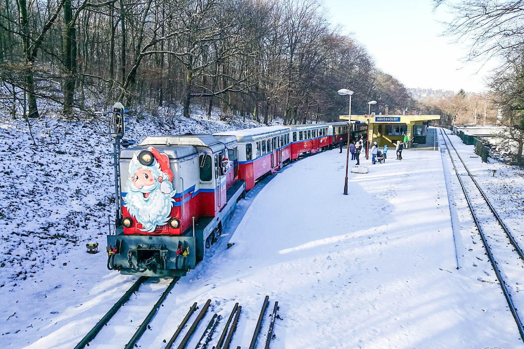 Mikulásvonat szállítja az ünnepi hangulatot a budai hegyekben decemberben