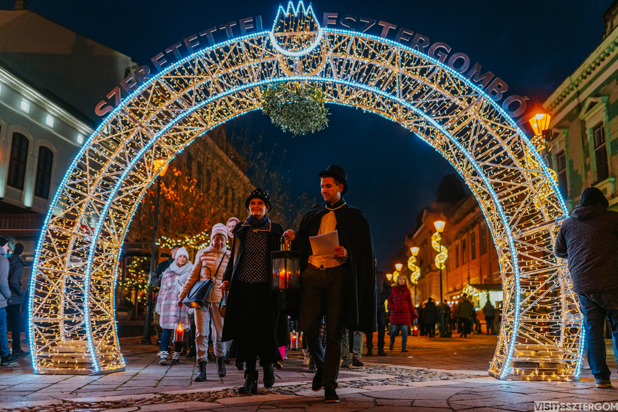 Ünnepi díszben várja a látogatókat Magyarország első városa adventkor 