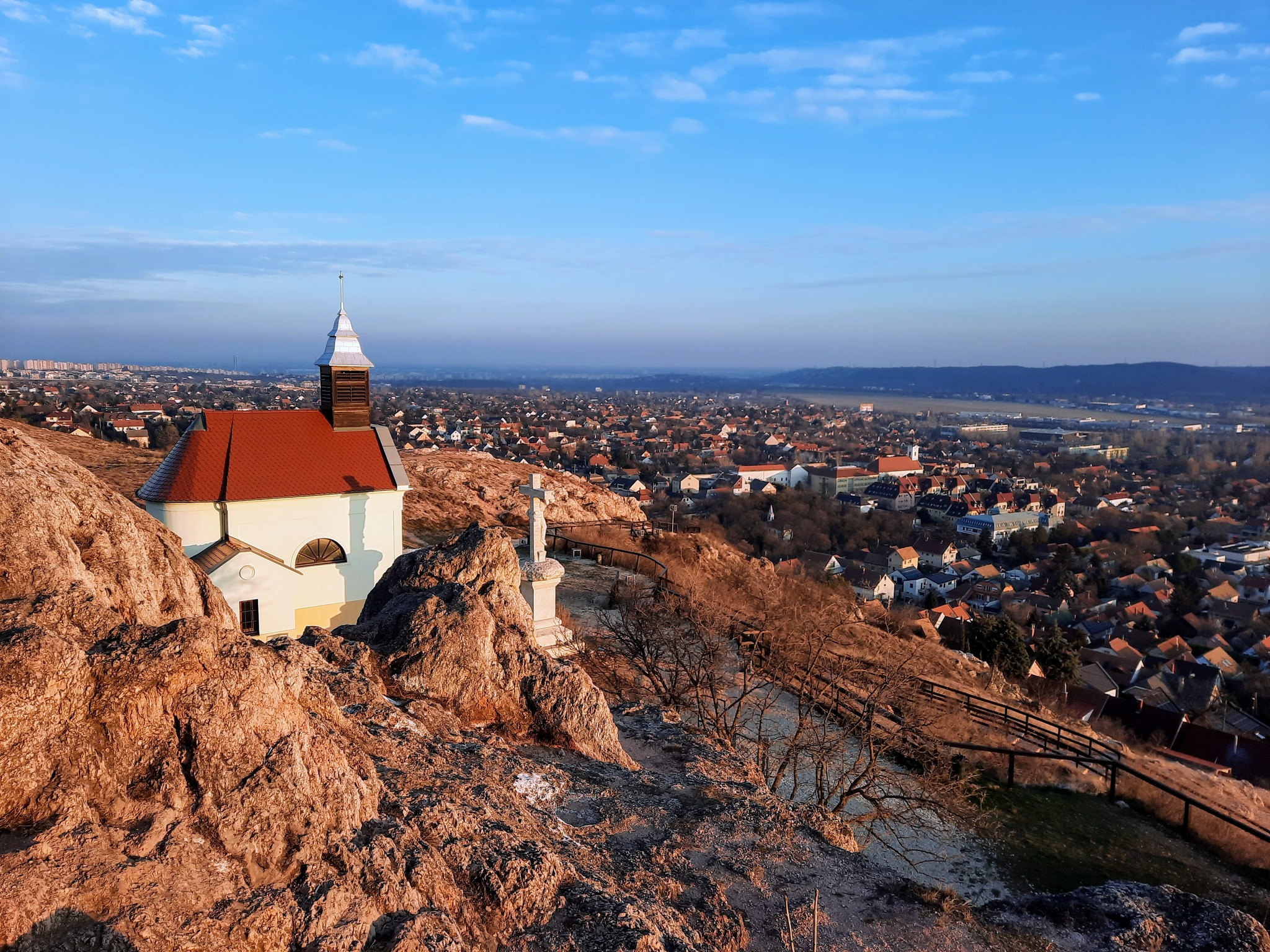 Kápolna mellől szemlélhetjük a mesés panorámát Budapesttől alig egy karnyújtásnyira