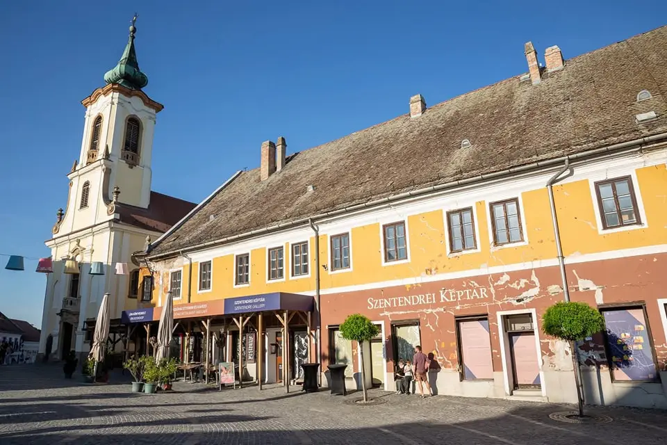 10 sokszínű kiállítás Szentendrén nyárra, amit egy belépőjeggyel bejárhatsz