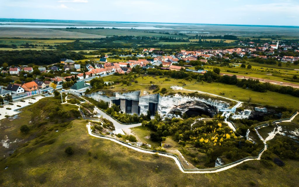 barlangszínház, szabadtéri színház