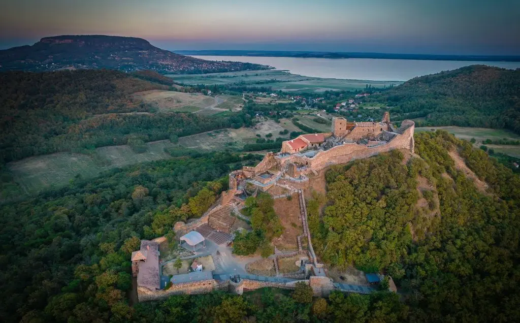 5 bámulatos vártúra a Balatonnál, amit vétek lenne kihagyni idén nyáron
