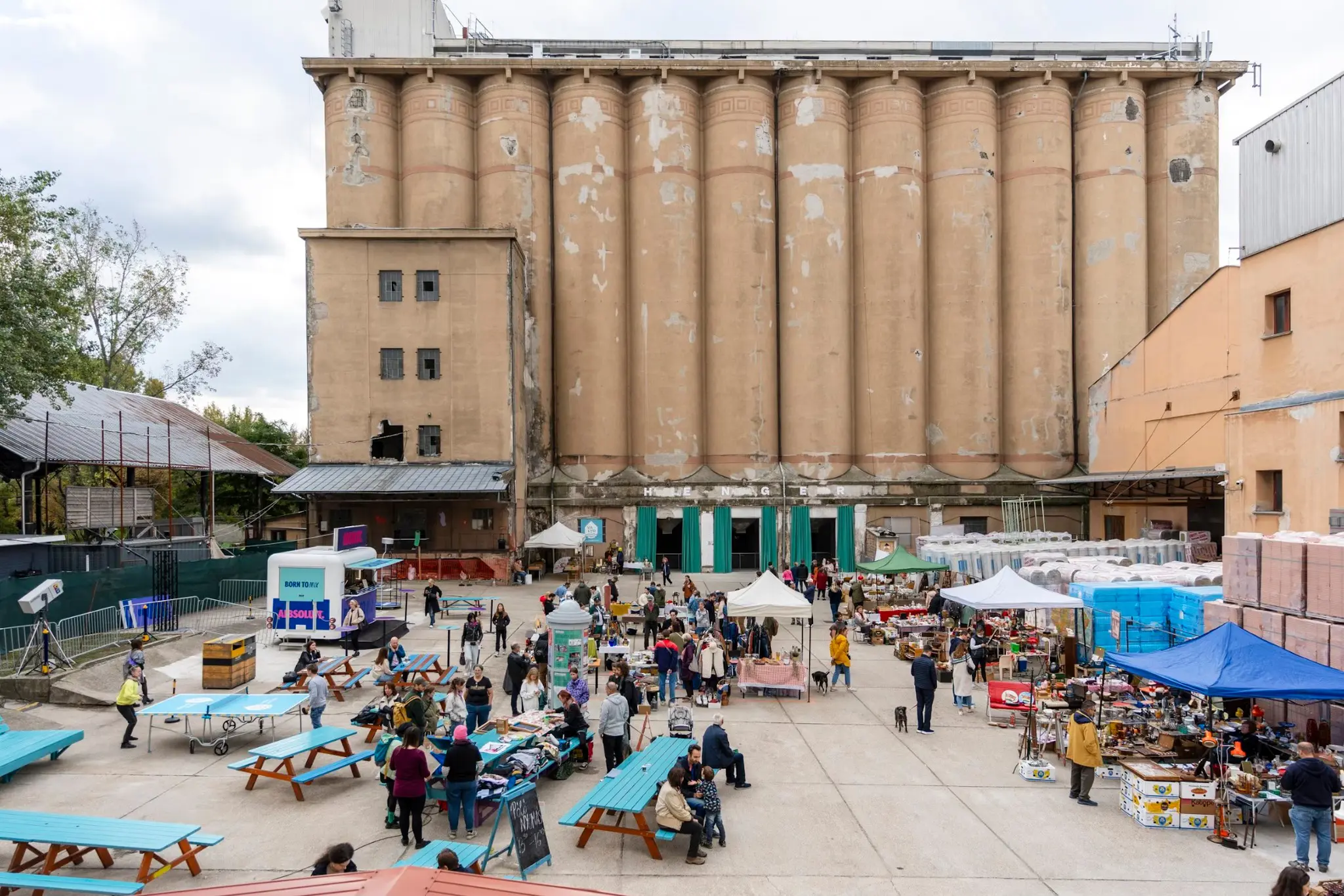 Fényjátékkal festik színesre a júniusi hétvégéket Budapest új, közösségi központjában