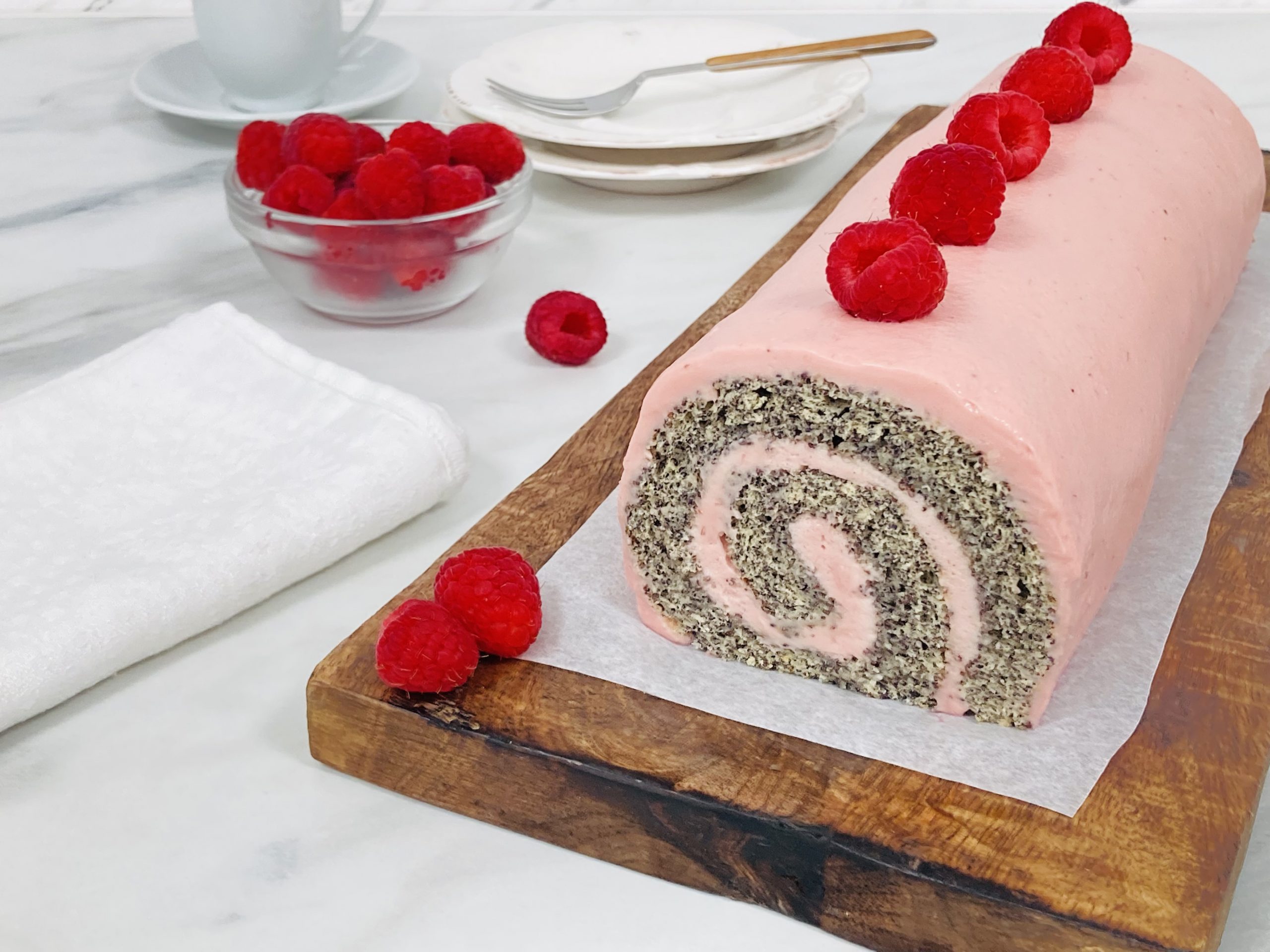 EllenÃ¡llhatatlanul finom nyÃ¡ri desszert: MÃ¡lnakrÃ©mes-mÃ¡kos rolÃ¡d (recept)