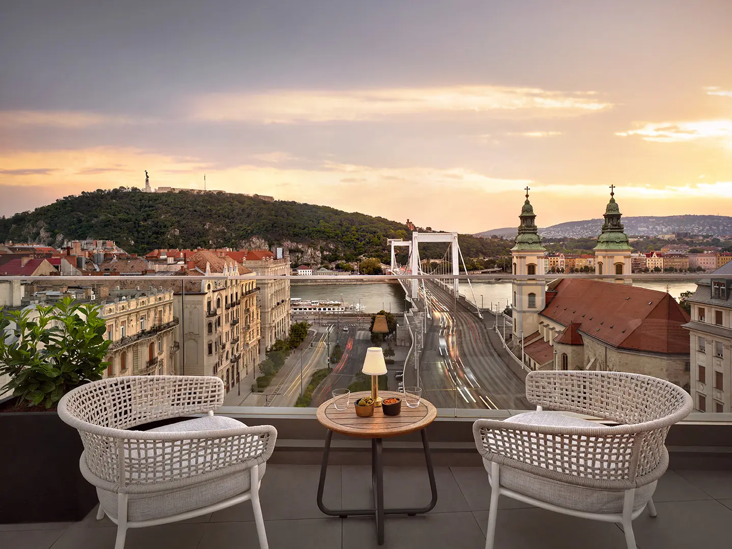 Naplemente-turizmus Budapesten: 5 skybar, ahol mesés kilátás és lehengerlő koktélok várnak